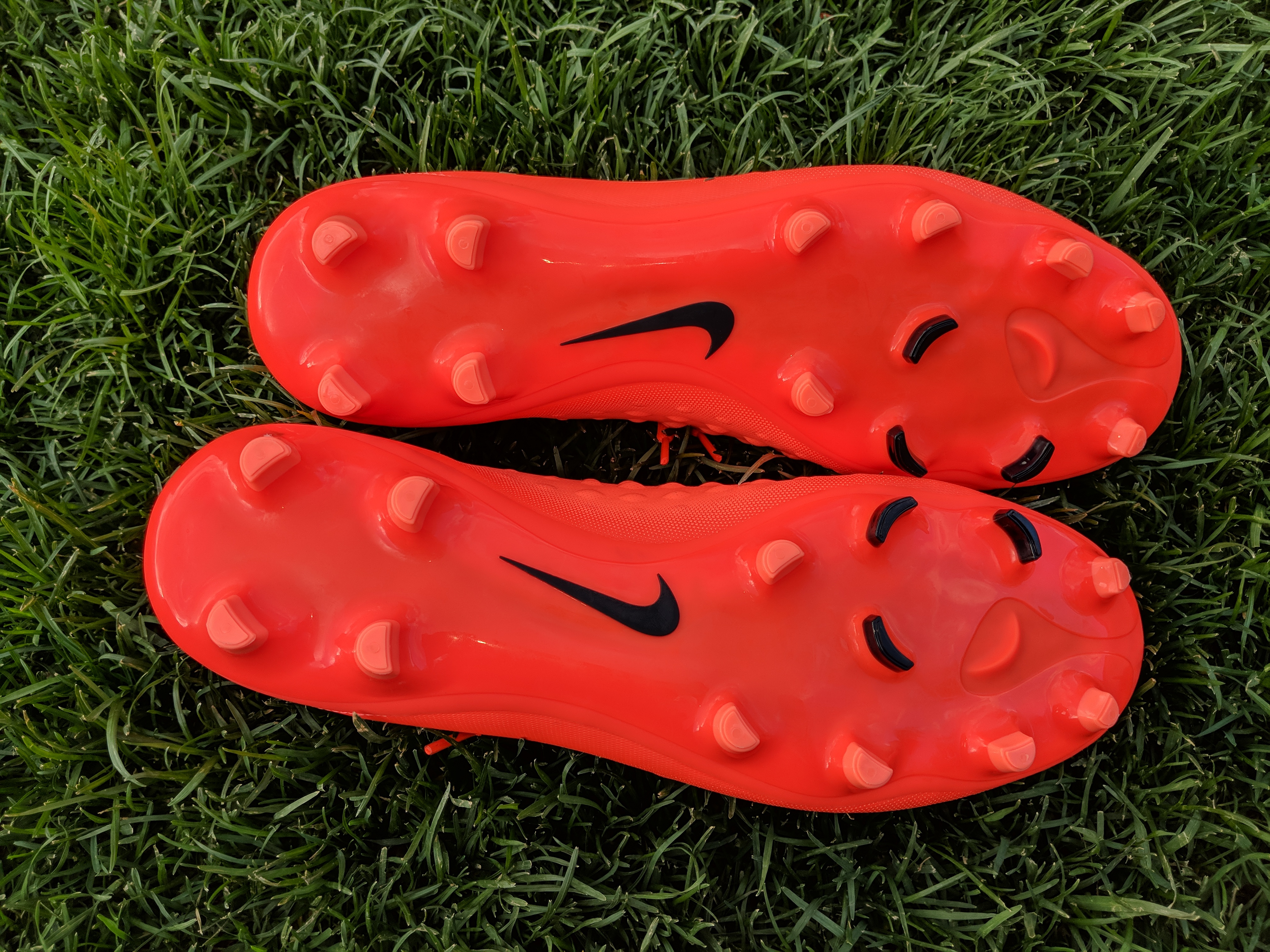 What are the characteristics of the best indoor and outdoor soccer cleats?